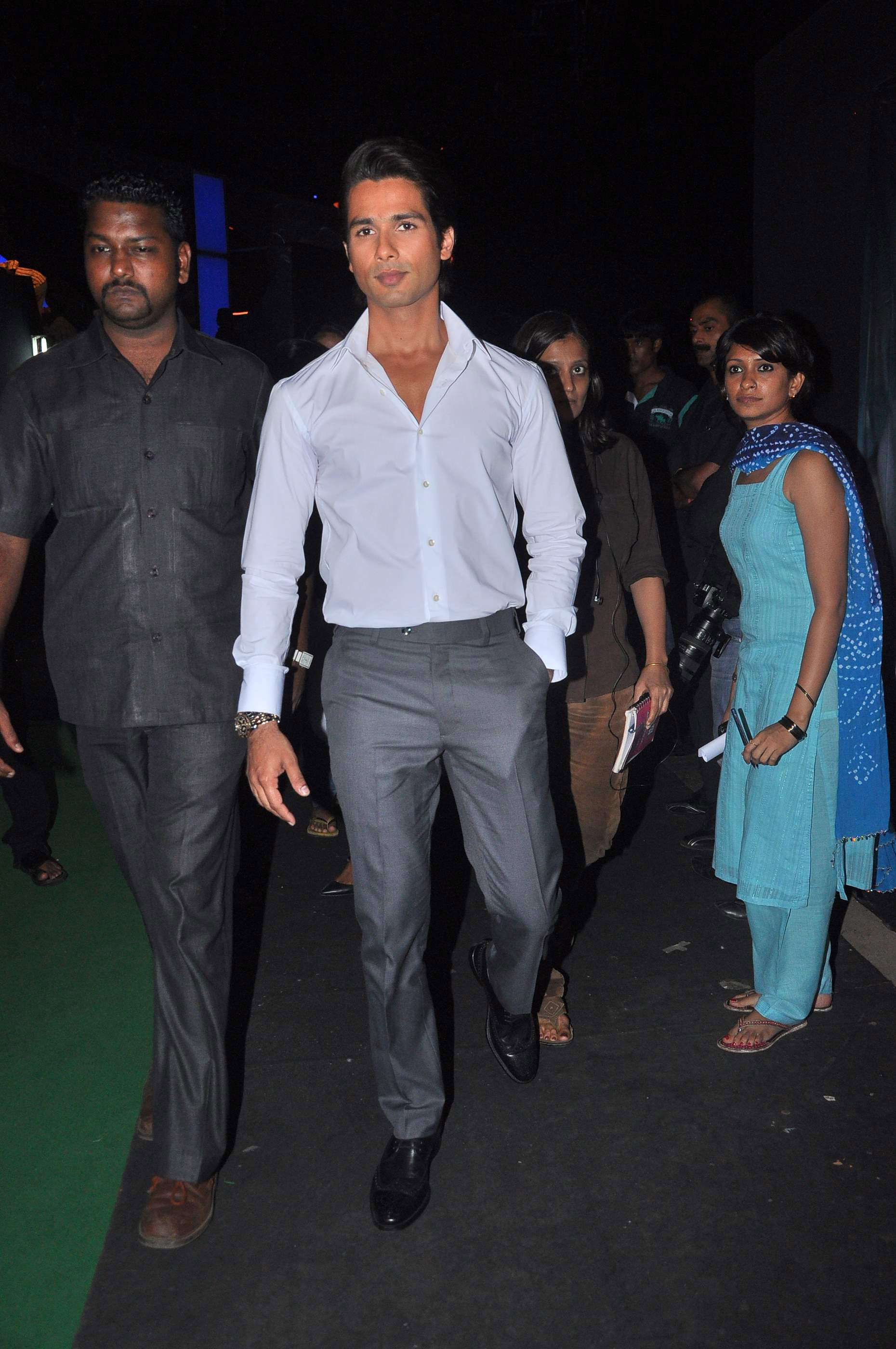 Shahid Kapoor - Sonam and Shahid Kapoor promotes 'Mausam' movie pictures | Picture 63778